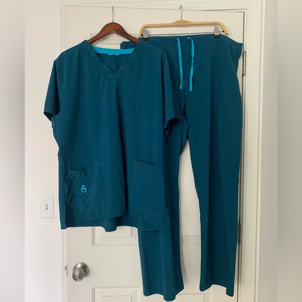 Carhartt Cross-Flex Utility Scrub top and bottoms